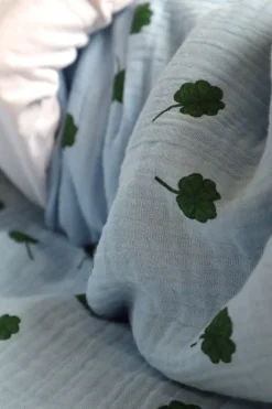Studio Noos Swaddle Light Blue Clover 120 x 120
